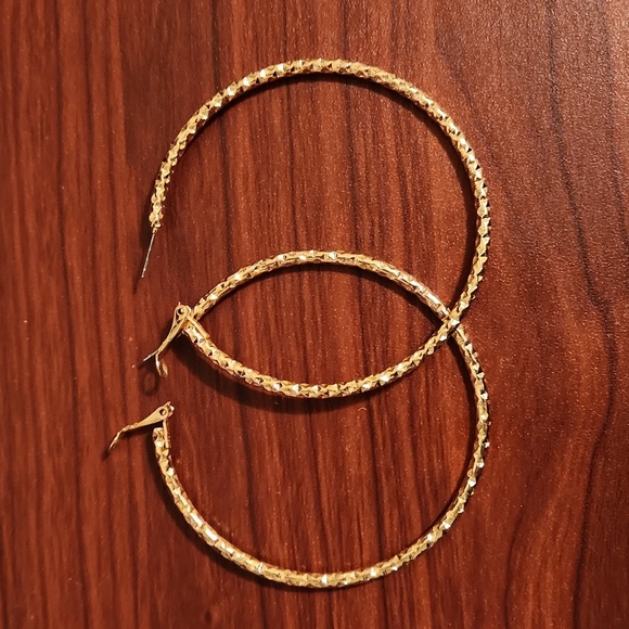 18K Gold Plated Textured Hoop Earrings - Picture 5 of 8